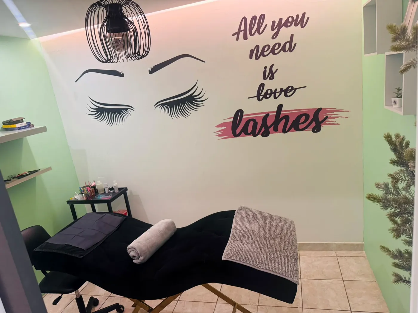 Cabina de diseño de mirada con camilla y mural de pestañas